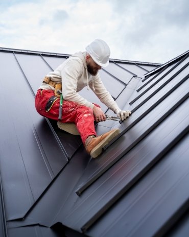 Man with pliers on the roof near the chorera