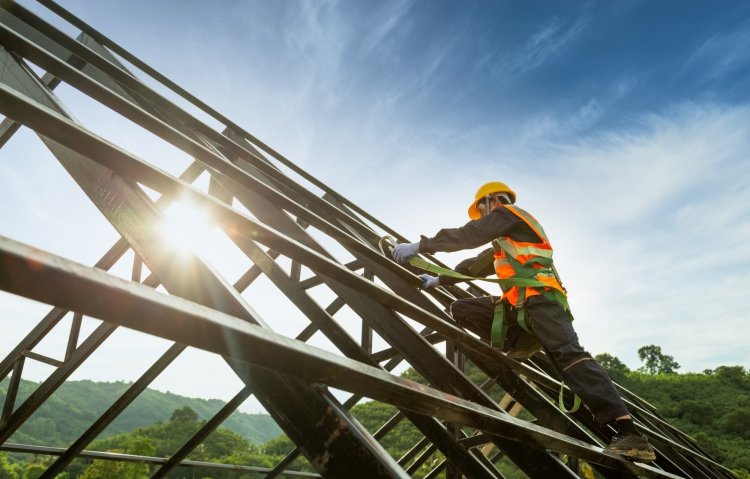 Man assembling the structure of a roof